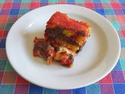 A dispetto dell�aggettivo che l�accompagna, la zuppa inglese � italianissima. Un legame con l�Inghilterra per� c�� e risale al XVI secolo, quando alla corte degli Estensi a Ferrara i pasticceri cercarono di produrre un�alternativa personale al trifle inglese, tipico dolce di �recupero� degli avanzi di un pranzo britannico (foto di Lungoleno)
